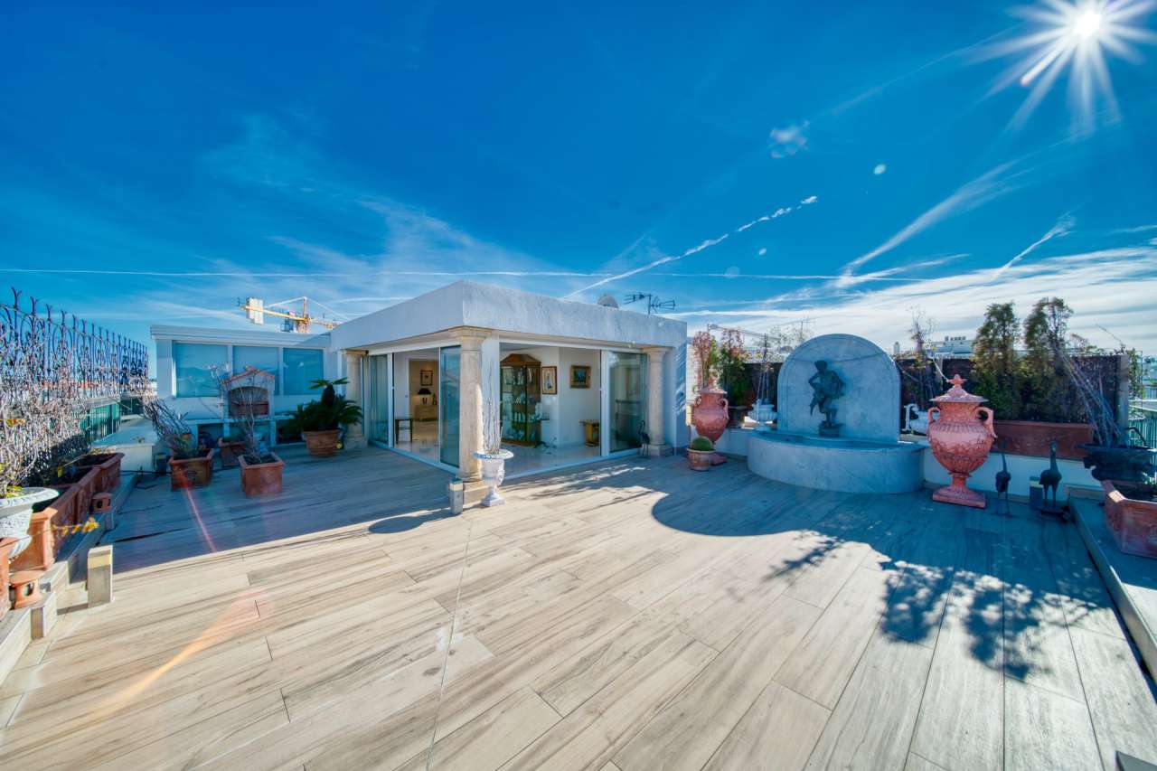 Superb 3 bedroom rooftop apartment, which is ideally situated within a luxu