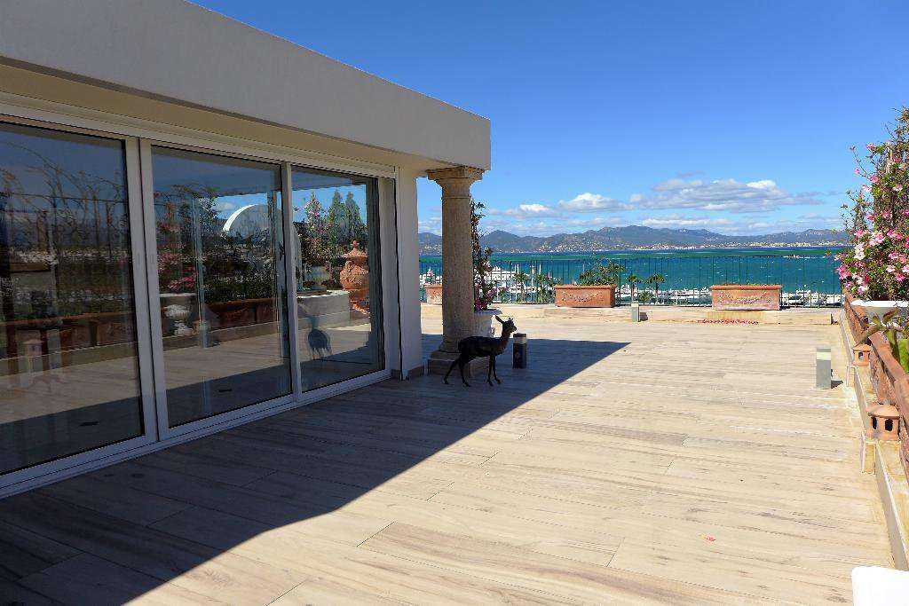 Superb 3 bedroom rooftop apartment, which is ideally situated within a luxu