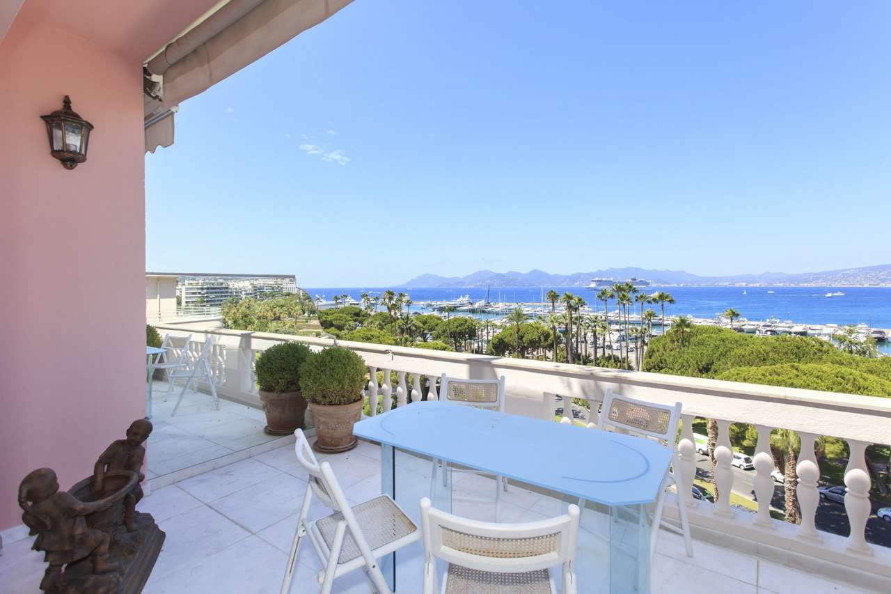 Superb 3 bedroom rooftop apartment, which is ideally situated within a luxu