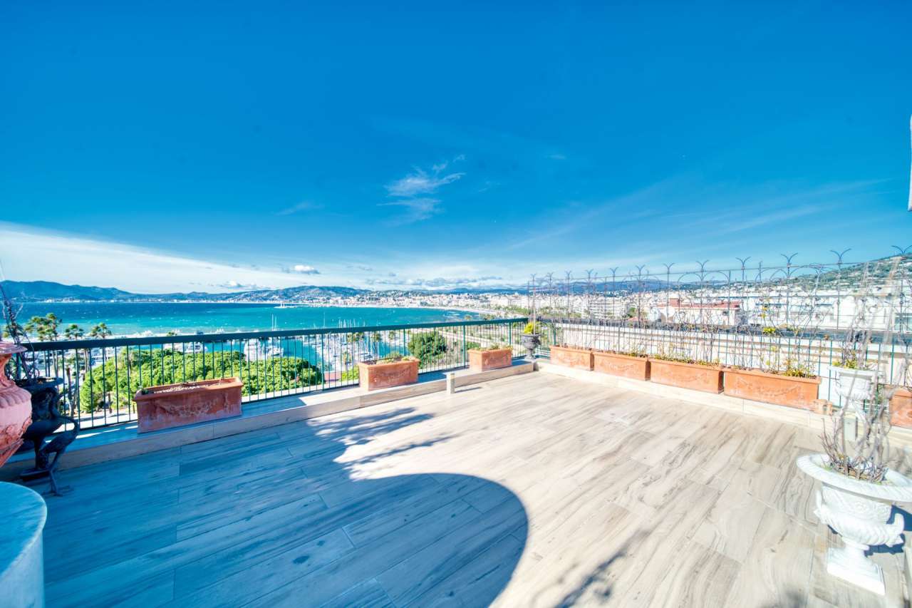 Superb 3 bedroom rooftop apartment, which is ideally situated within a luxu