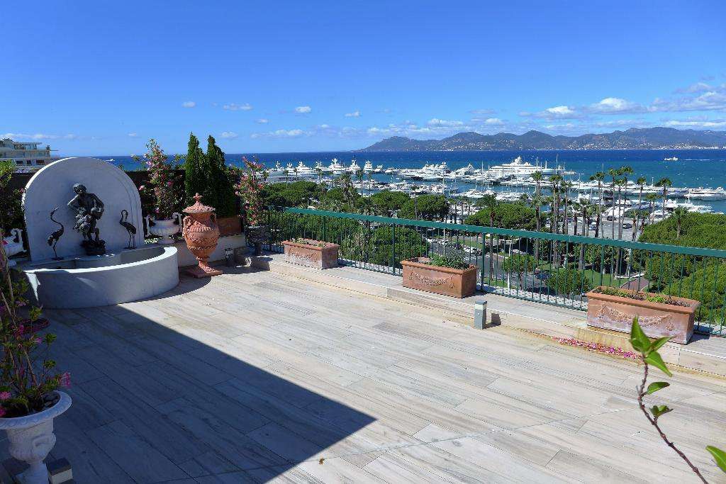 Superb 3 bedroom rooftop apartment, which is ideally situated within a luxu