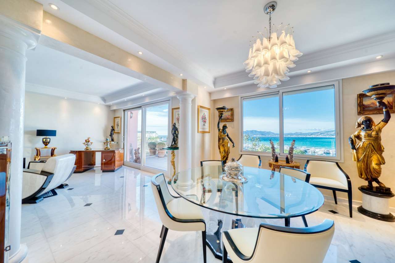 Superb 3 bedroom rooftop apartment, which is ideally situated within a luxu