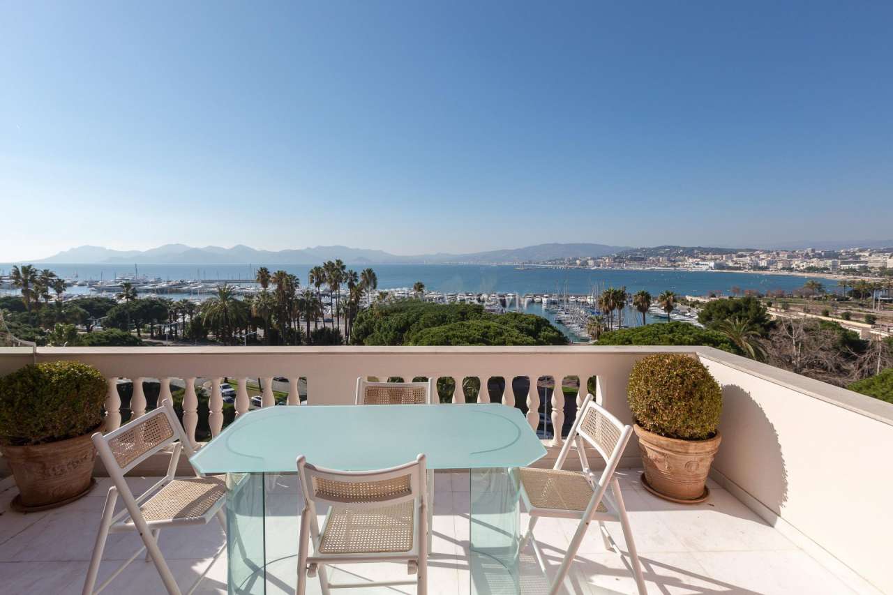 Superb 3 bedroom rooftop apartment, which is ideally situated within a luxu
