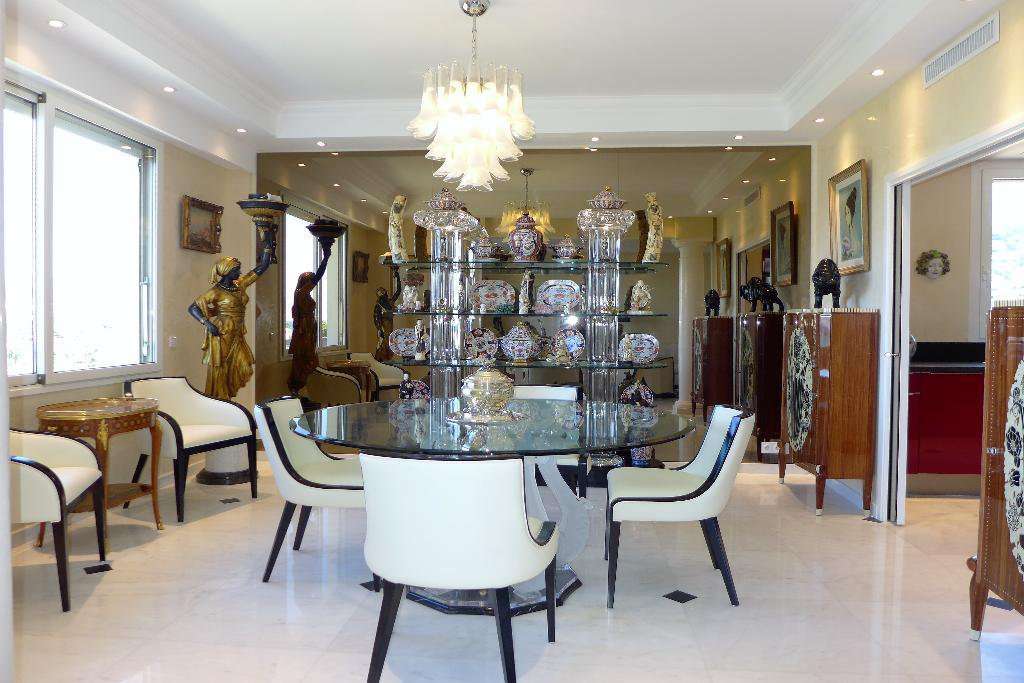 Superb 3 bedroom rooftop apartment, which is ideally situated within a luxu