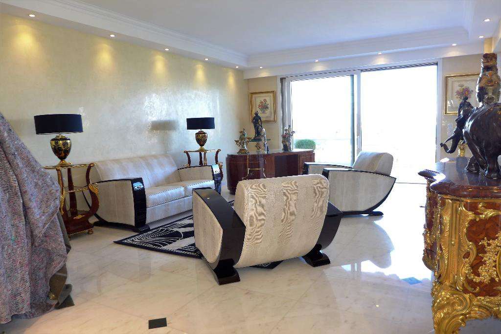 Superb 3 bedroom rooftop apartment, which is ideally situated within a luxu