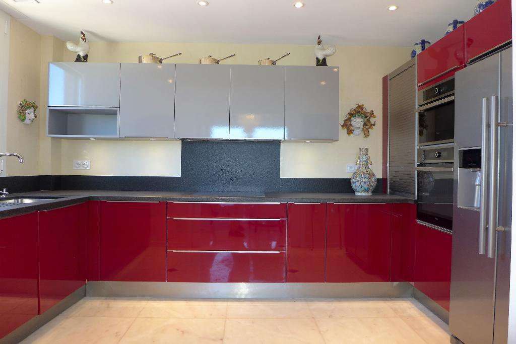 Superb 3 bedroom rooftop apartment, which is ideally situated within a luxu