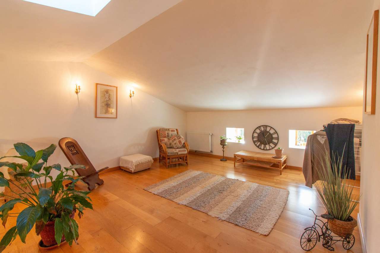 Lovely 4 bedroom home, which is ideally situated in a quiet setting in Rouf