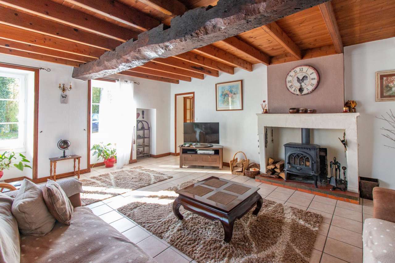 Lovely 4 bedroom home, which is ideally situated in a quiet setting in Rouf