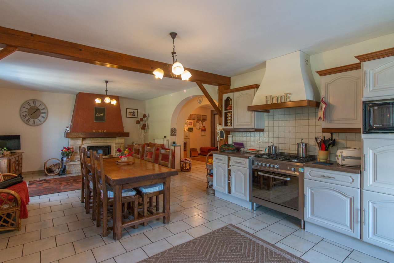 Lovely 4 bedroom home, which is ideally situated in a quiet setting in Rouf