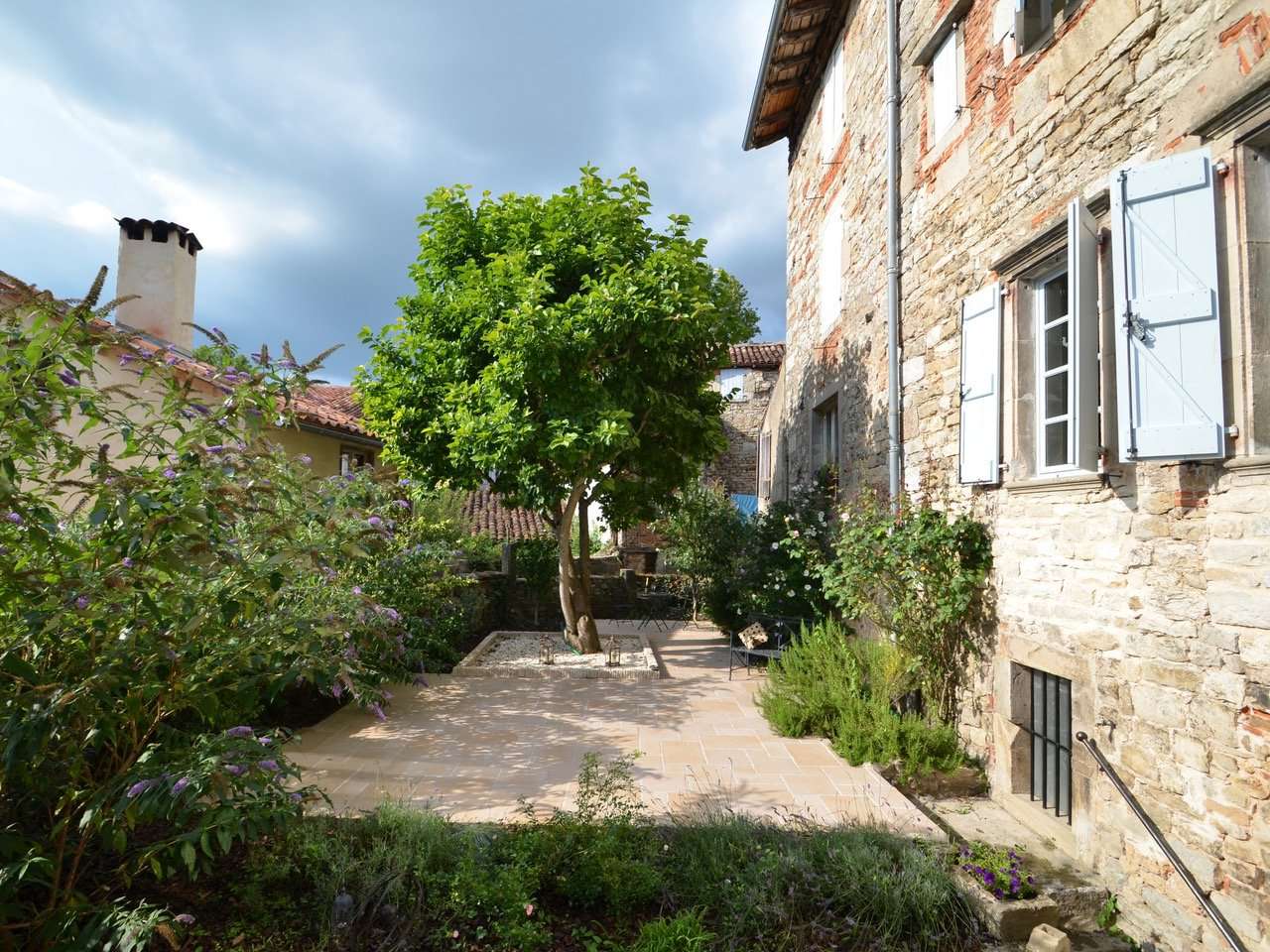 Charming and spacious 7 bedroom house full of character, offering flexible