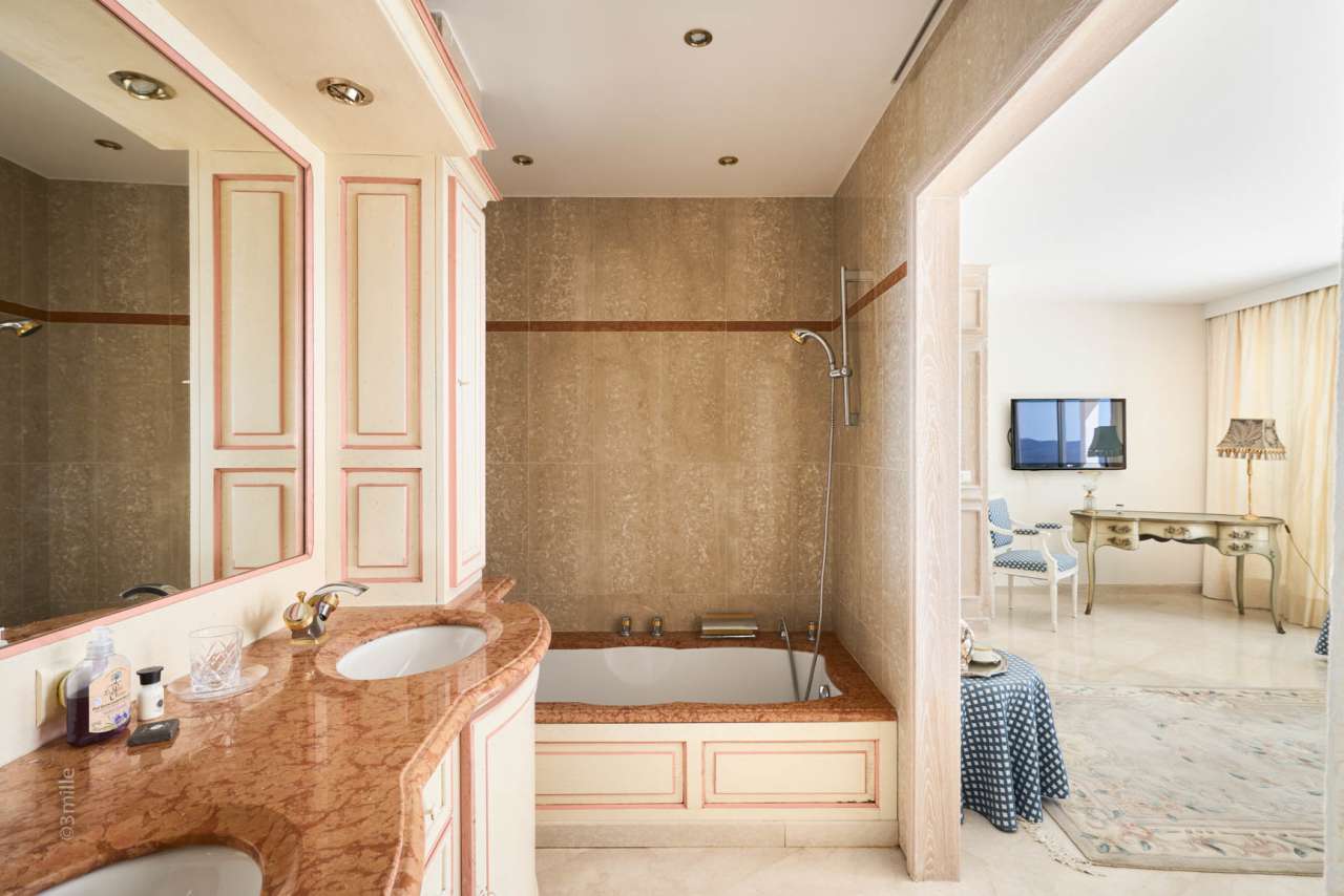 Enjoying one of the most outstanding views of the bay of Cannes, is this ex