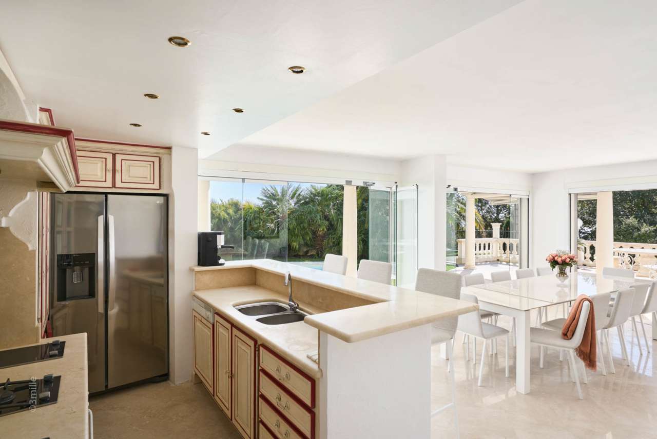 Enjoying one of the most outstanding views of the bay of Cannes, is this ex