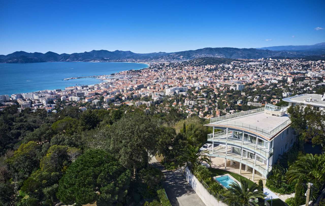 Enjoying one of the most outstanding views of the bay of Cannes, is this ex