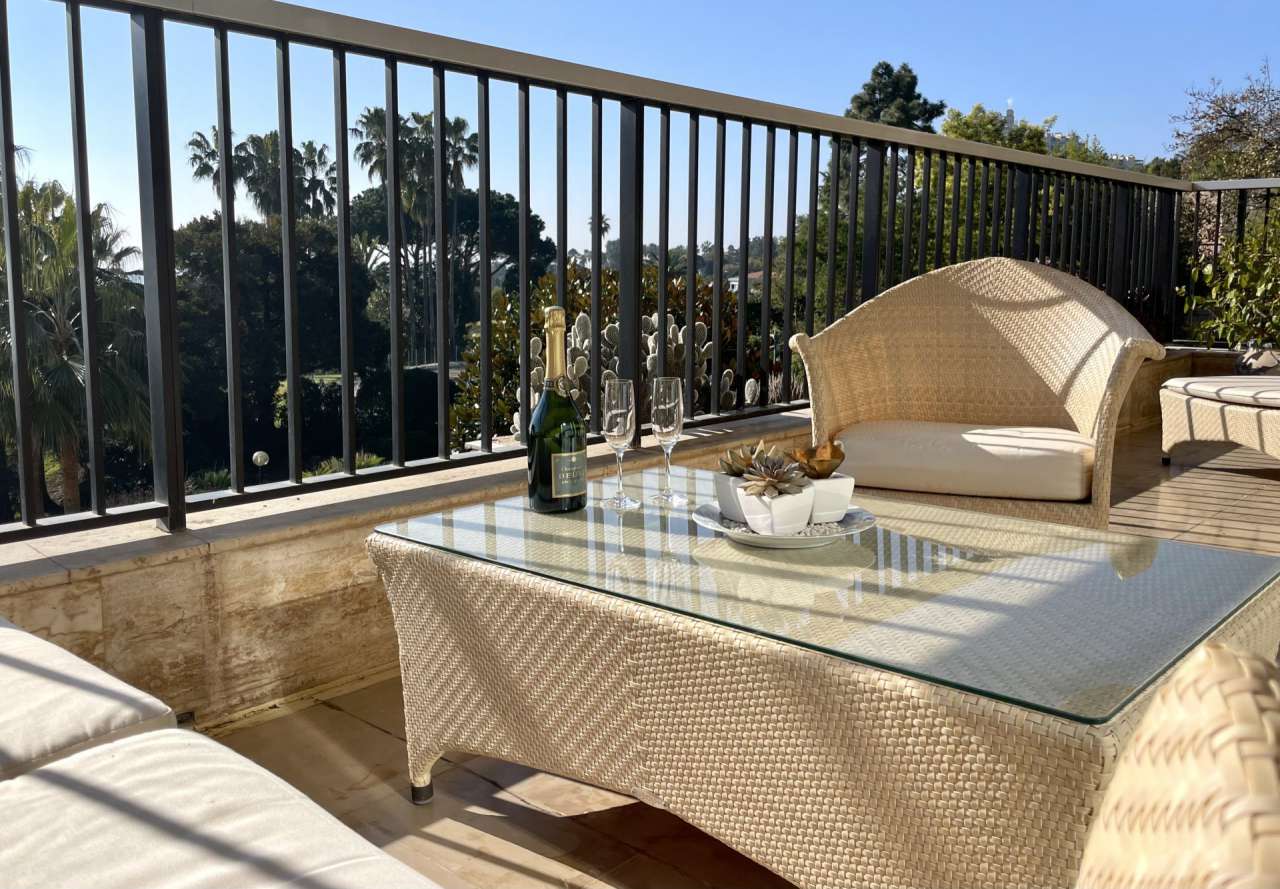 Situated in one of the most prestigious condominiums in the residential dis