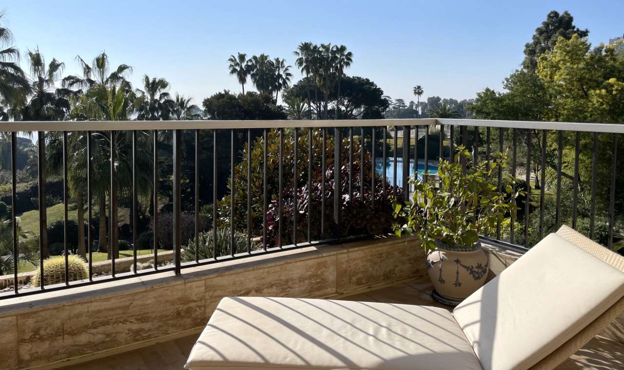 Situated in one of the most prestigious condominiums in the residential dis