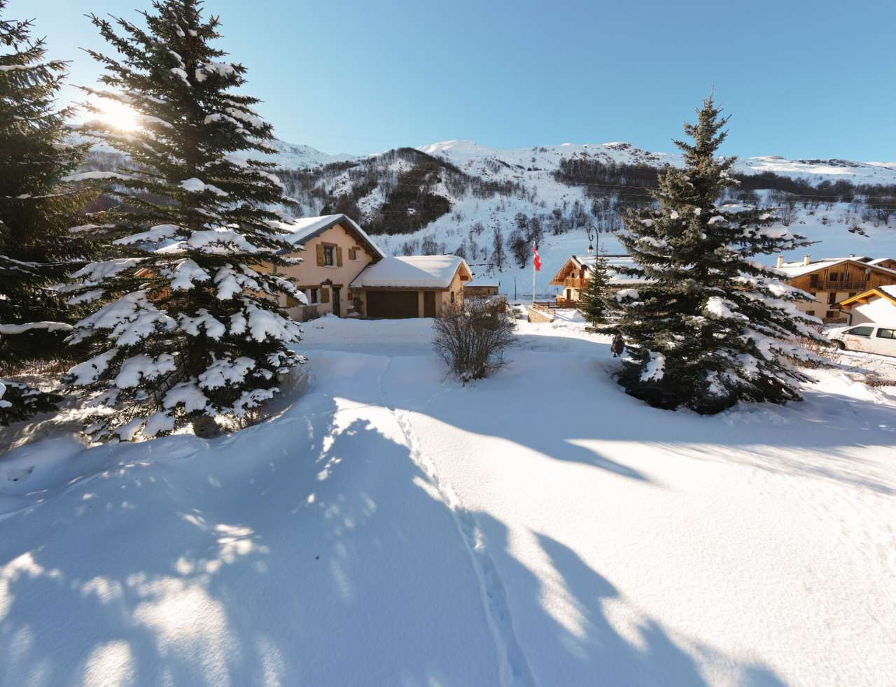 Luxurious 3 bedroom apartment, which is ideally situated within a highly so