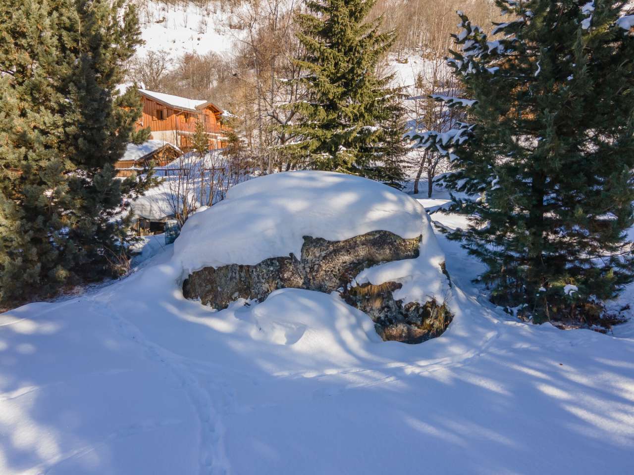 Luxurious 3 bedroom apartment, which is ideally situated within a highly so