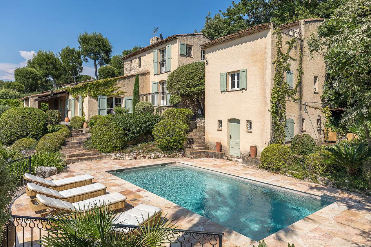 Full of character and charm and beautifully presented throughout, this supe