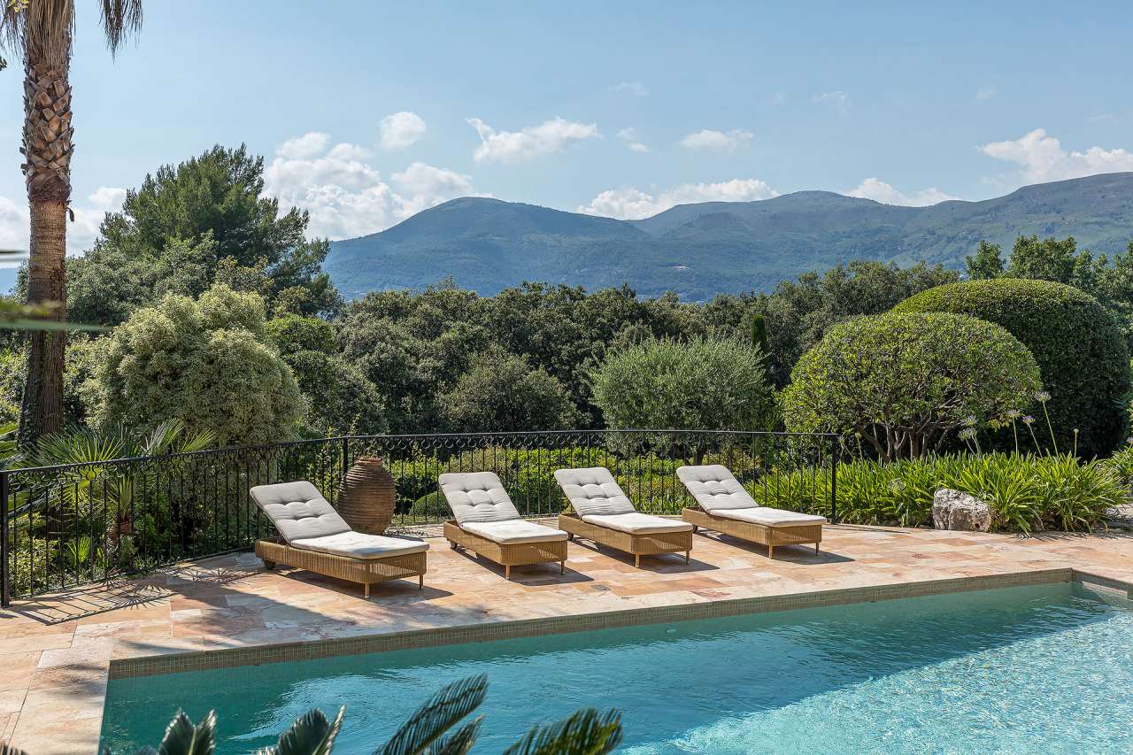 Full of character and charm and beautifully presented throughout, this supe