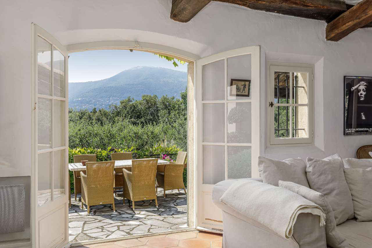 Full of character and charm and beautifully presented throughout, this supe