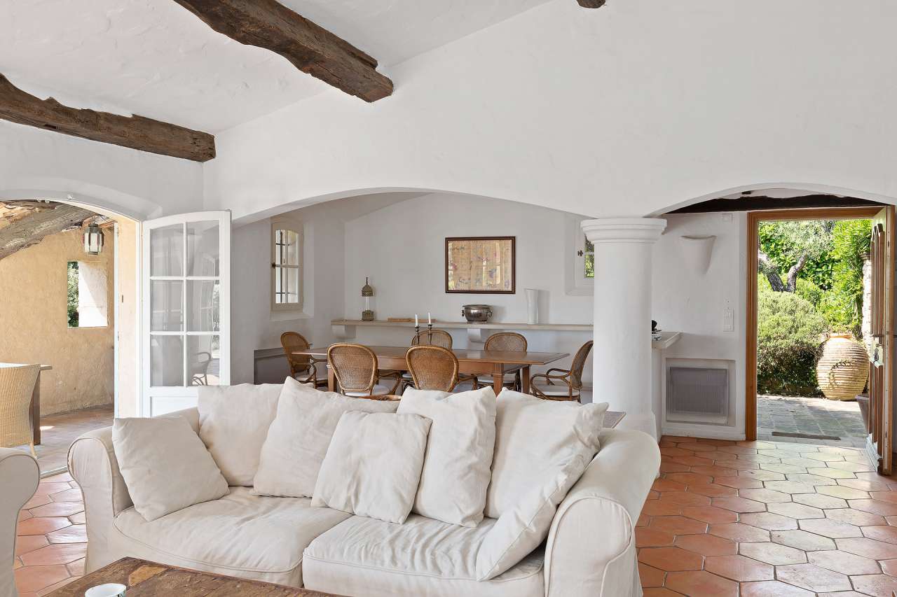 Full of character and charm and beautifully presented throughout, this supe