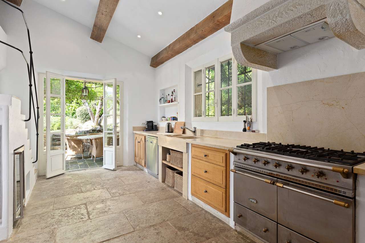 Full of character and charm and beautifully presented throughout, this supe