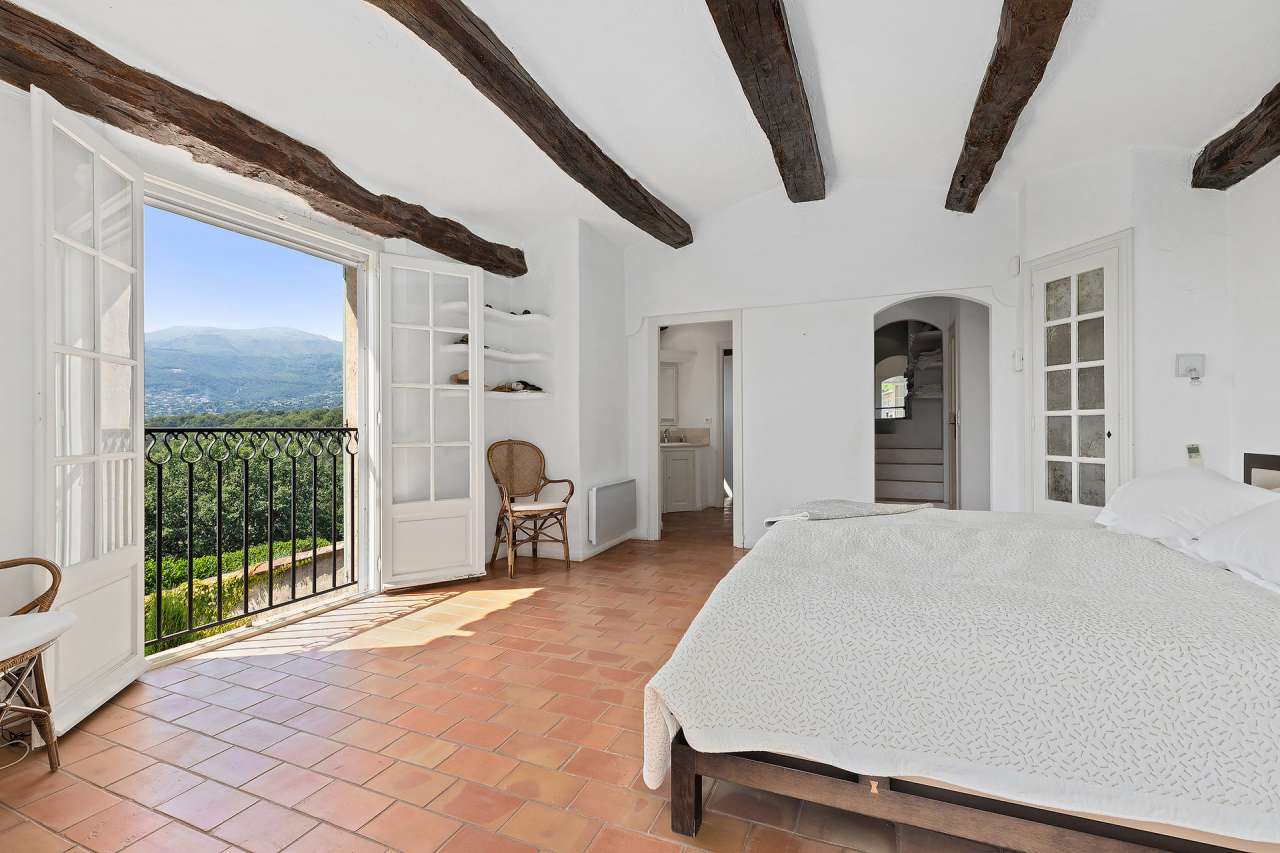 Full of character and charm and beautifully presented throughout, this supe