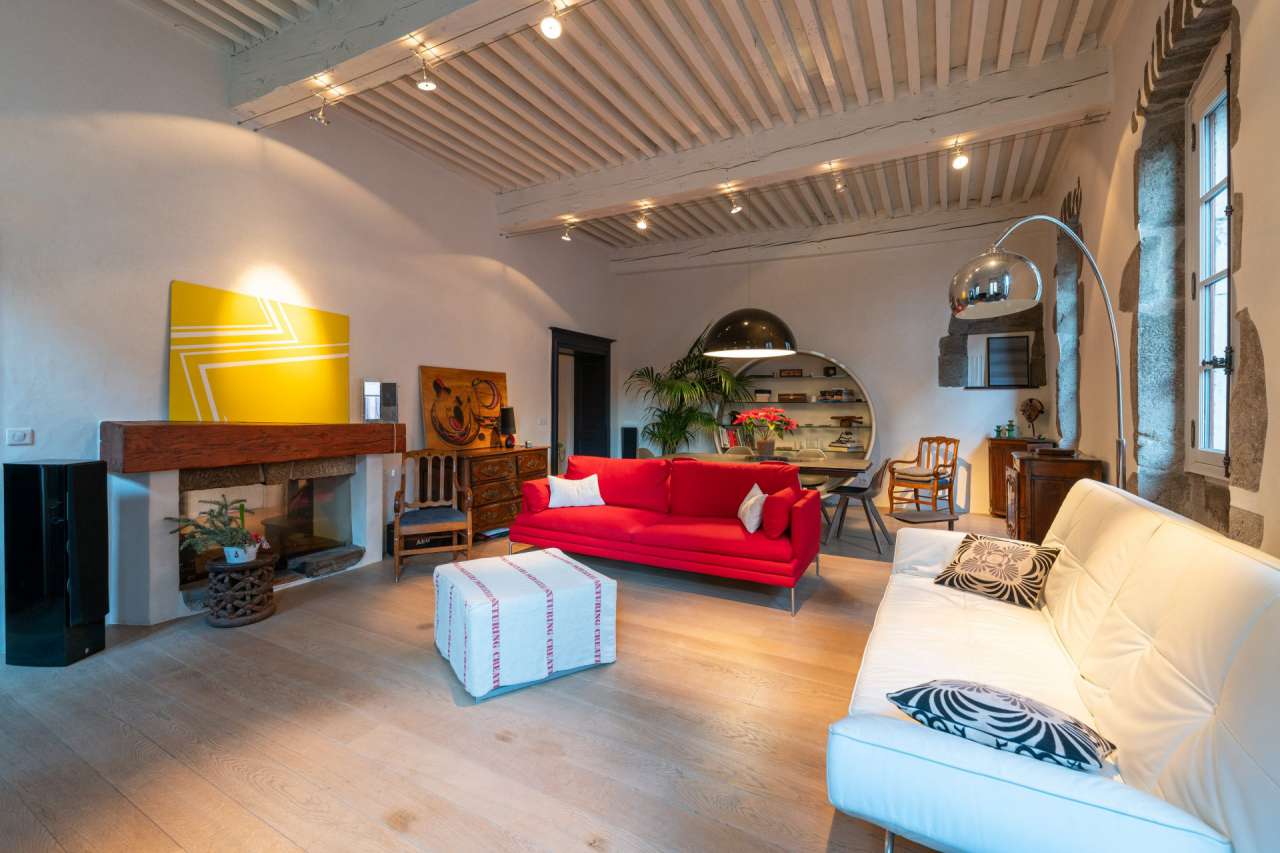 Beautifully presented 2 bedroom apartment, which is ideally situate right i