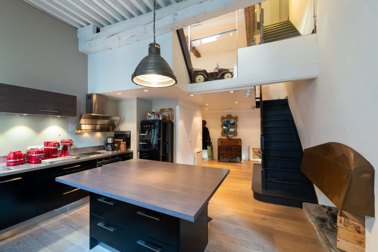 Beautifully presented 2 bedroom apartment, which is ideally situate right i