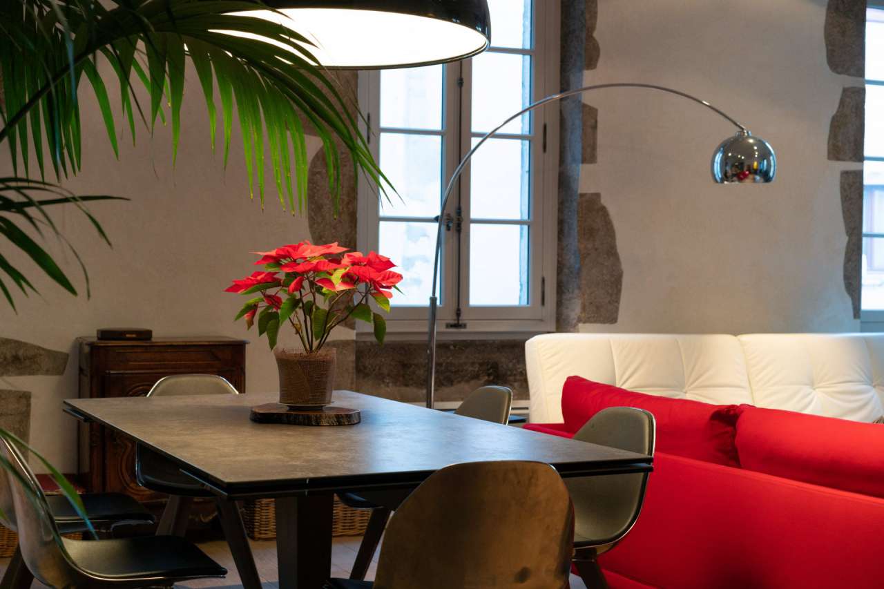 Beautifully presented 2 bedroom apartment, which is ideally situate right i