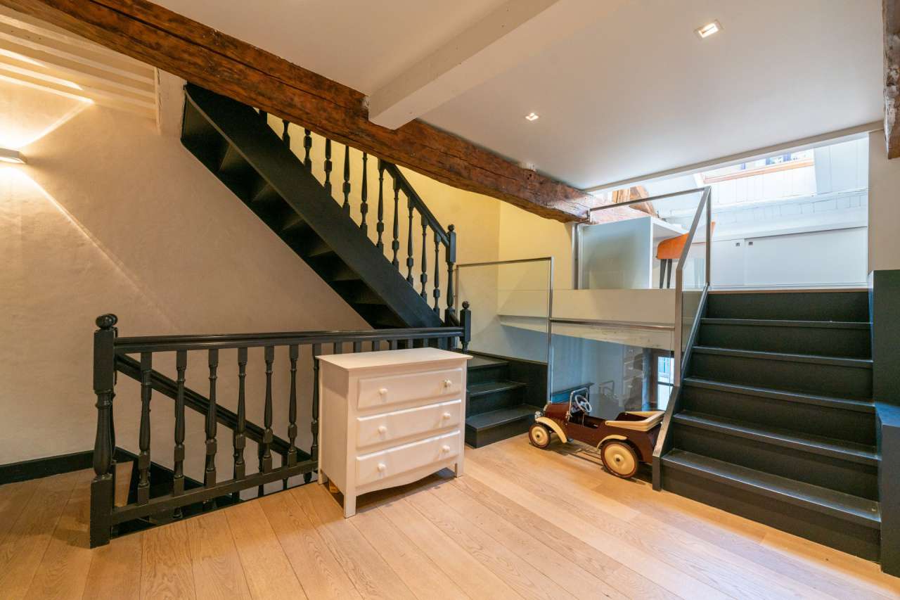 Beautifully presented 2 bedroom apartment, which is ideally situate right i