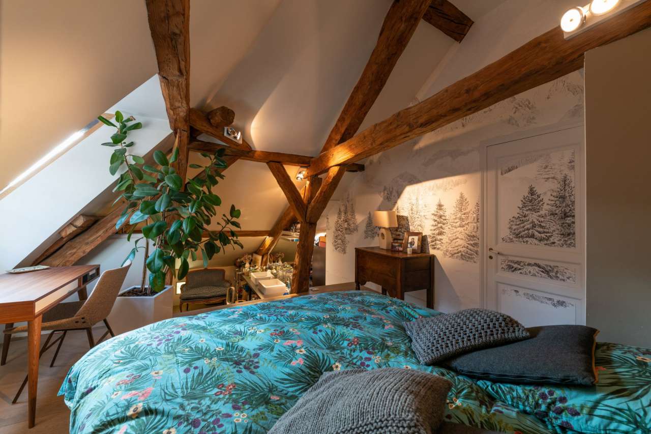 Beautifully presented 2 bedroom apartment, which is ideally situate right i