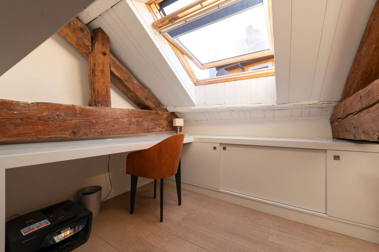 Beautifully presented 2 bedroom apartment, which is ideally situate right i