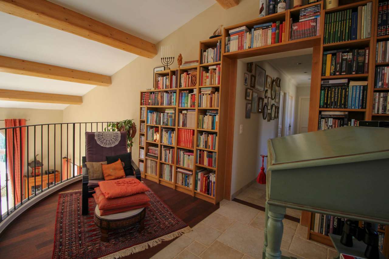 Lovely 6 bedroom home, which is ideally situated within a quiet and peacefu