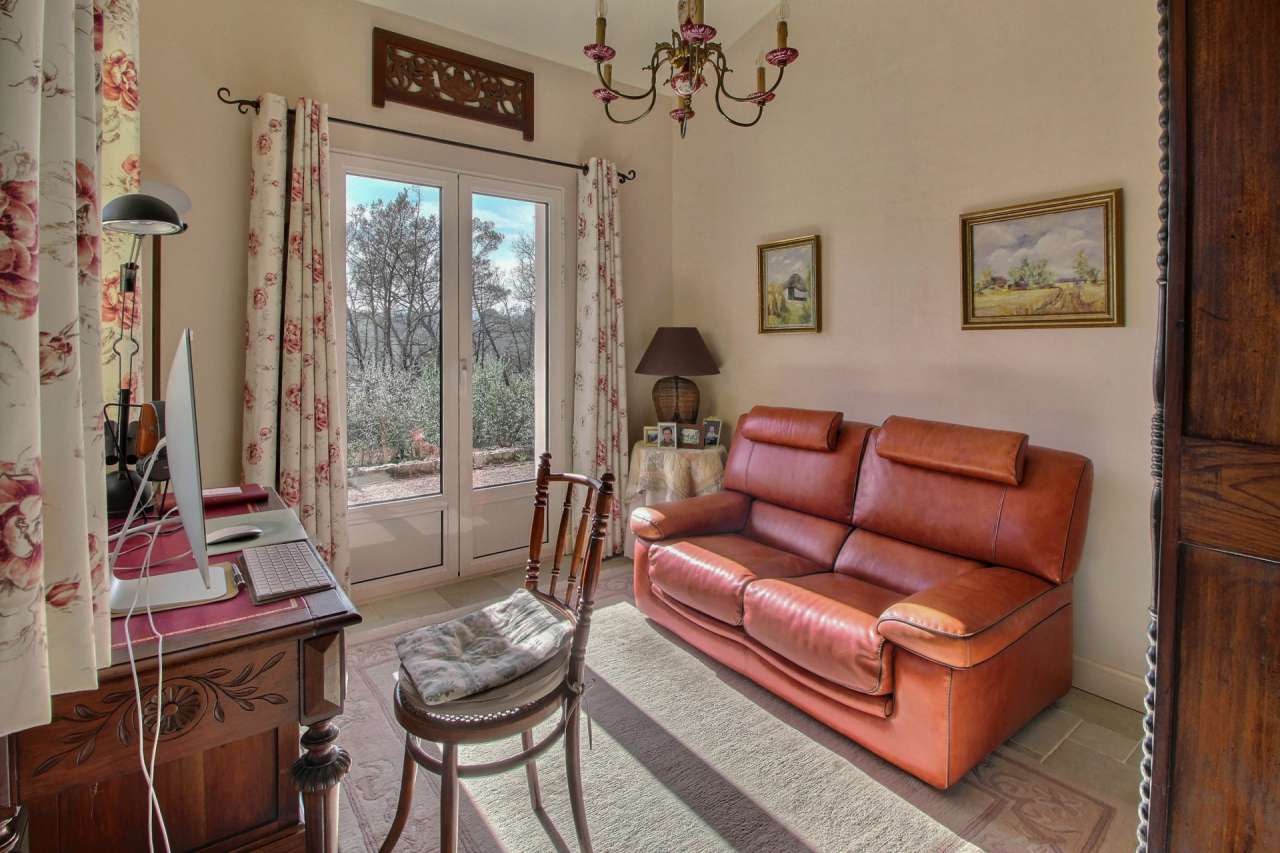 Lovely 6 bedroom home, which is ideally situated within a quiet and peacefu