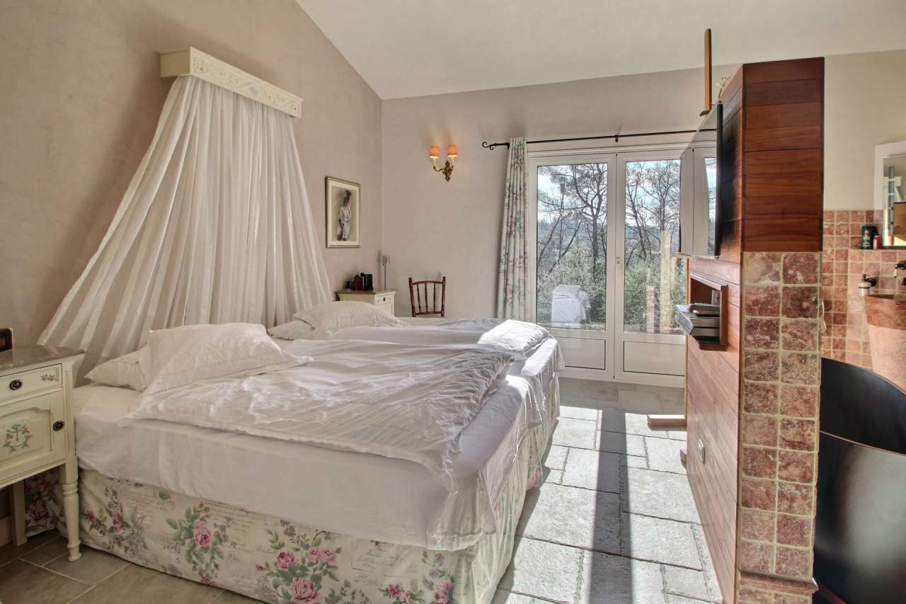 Lovely 6 bedroom home, which is ideally situated within a quiet and peacefu