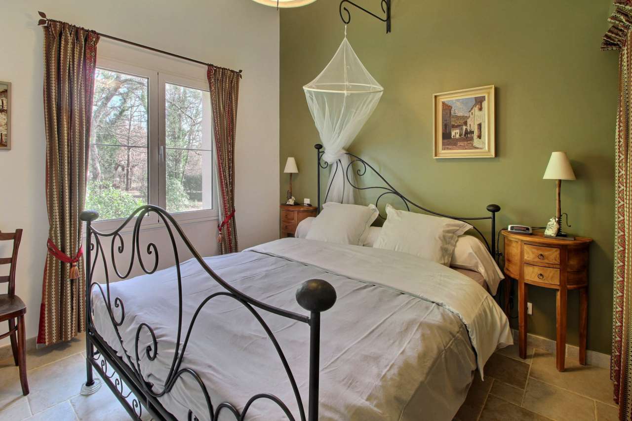 Lovely 6 bedroom home, which is ideally situated within a quiet and peacefu