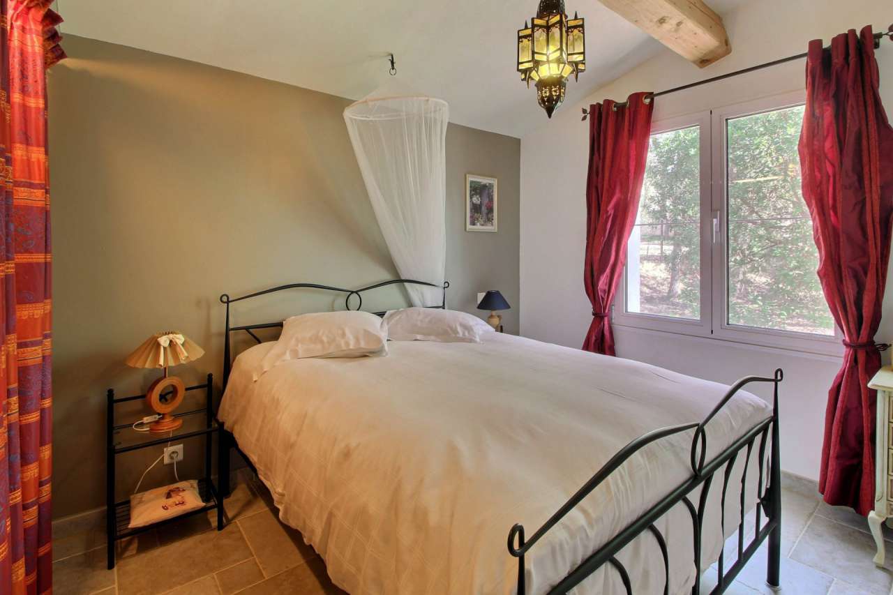 Lovely 6 bedroom home, which is ideally situated within a quiet and peacefu