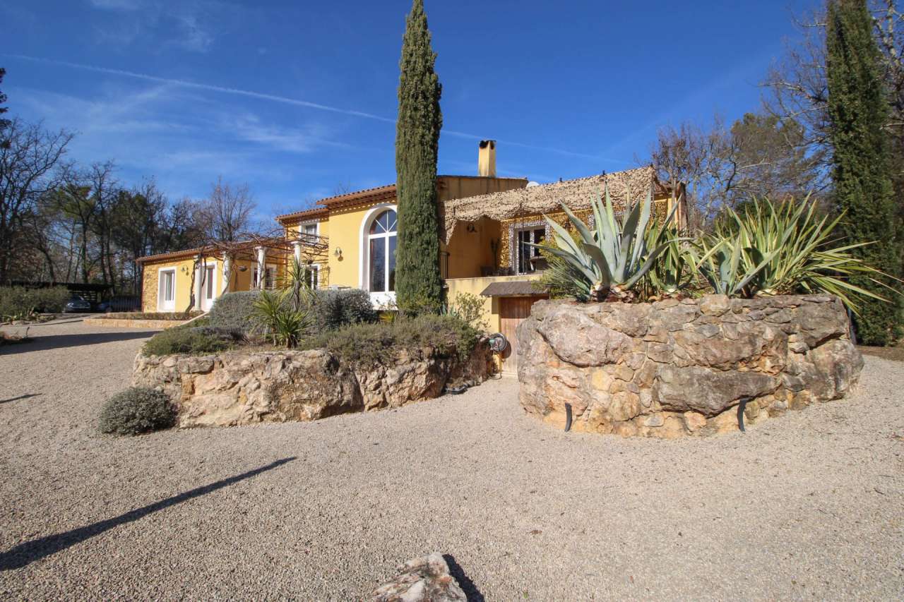 Lovely 6 bedroom home, which is ideally situated within a quiet and peacefu