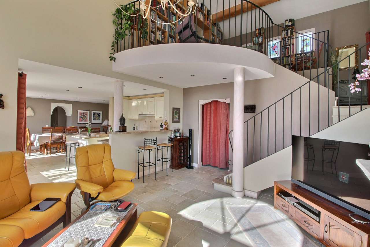 Lovely 6 bedroom home, which is ideally situated within a quiet and peacefu