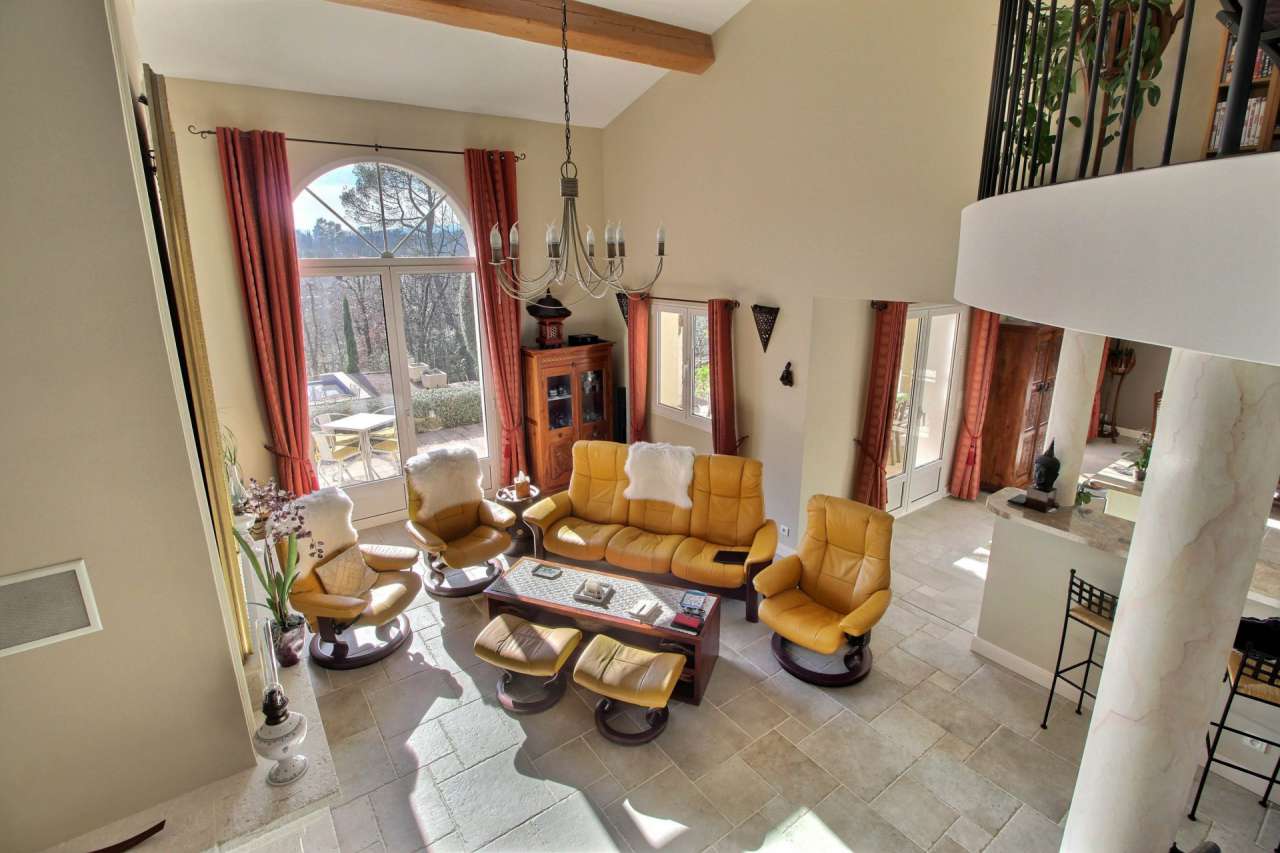 Lovely 6 bedroom home, which is ideally situated within a quiet and peacefu