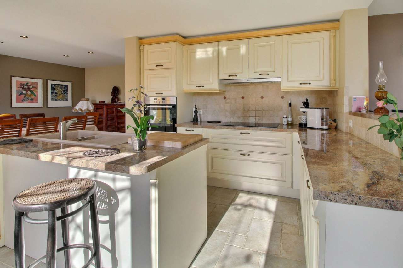 Lovely 6 bedroom home, which is ideally situated within a quiet and peacefu