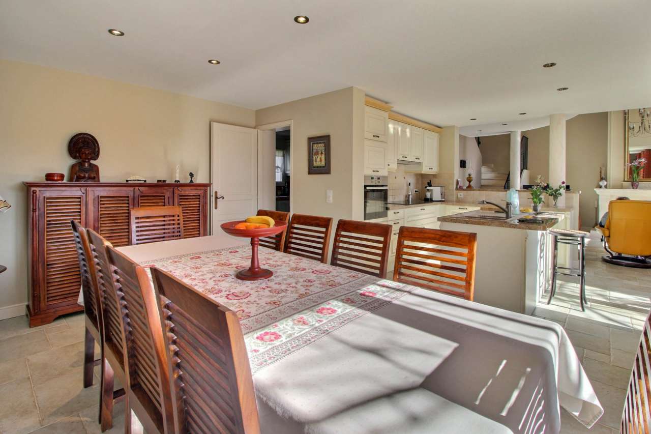 Lovely 6 bedroom home, which is ideally situated within a quiet and peacefu