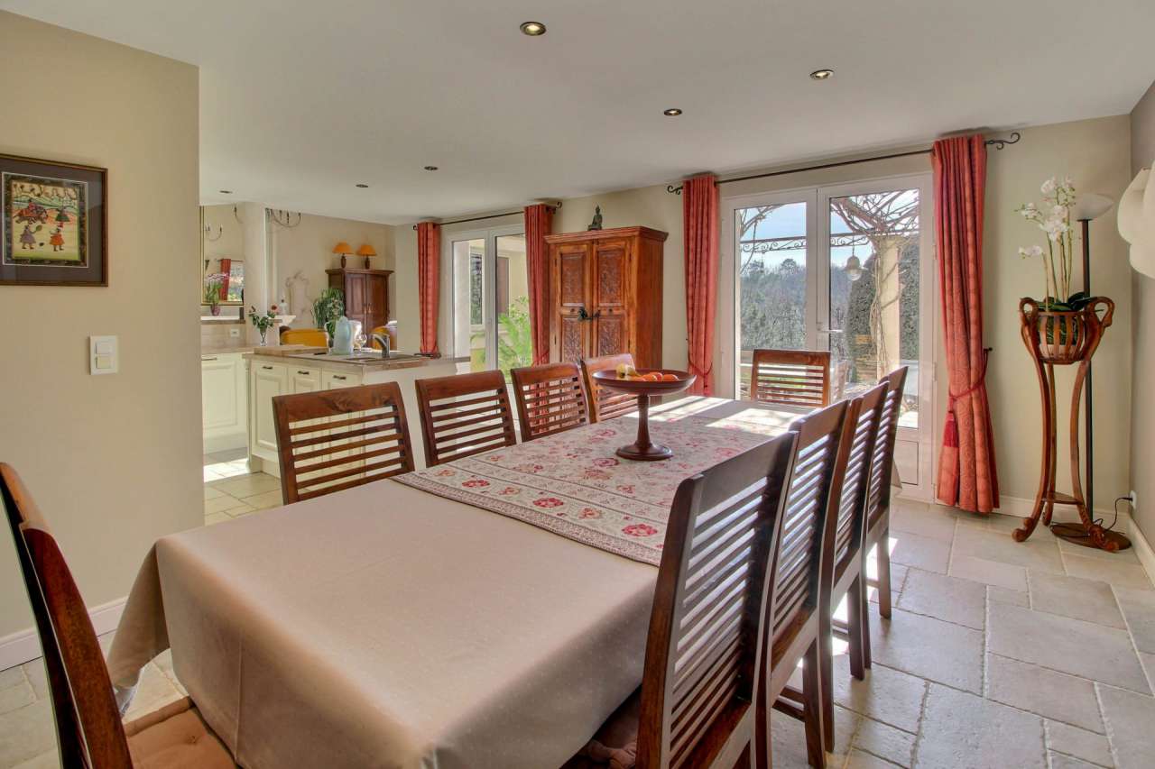 Lovely 6 bedroom home, which is ideally situated within a quiet and peacefu