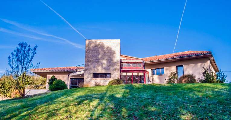 Nestling in over an acre of mature landscaped gardens, is this unique archi