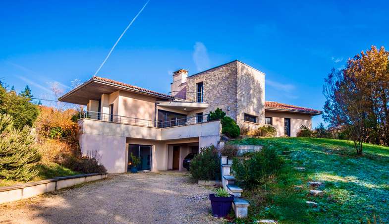 Nestling in over an acre of mature landscaped gardens, is this unique archi