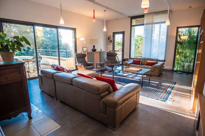 Nestling in over an acre of mature landscaped gardens, is this unique archi