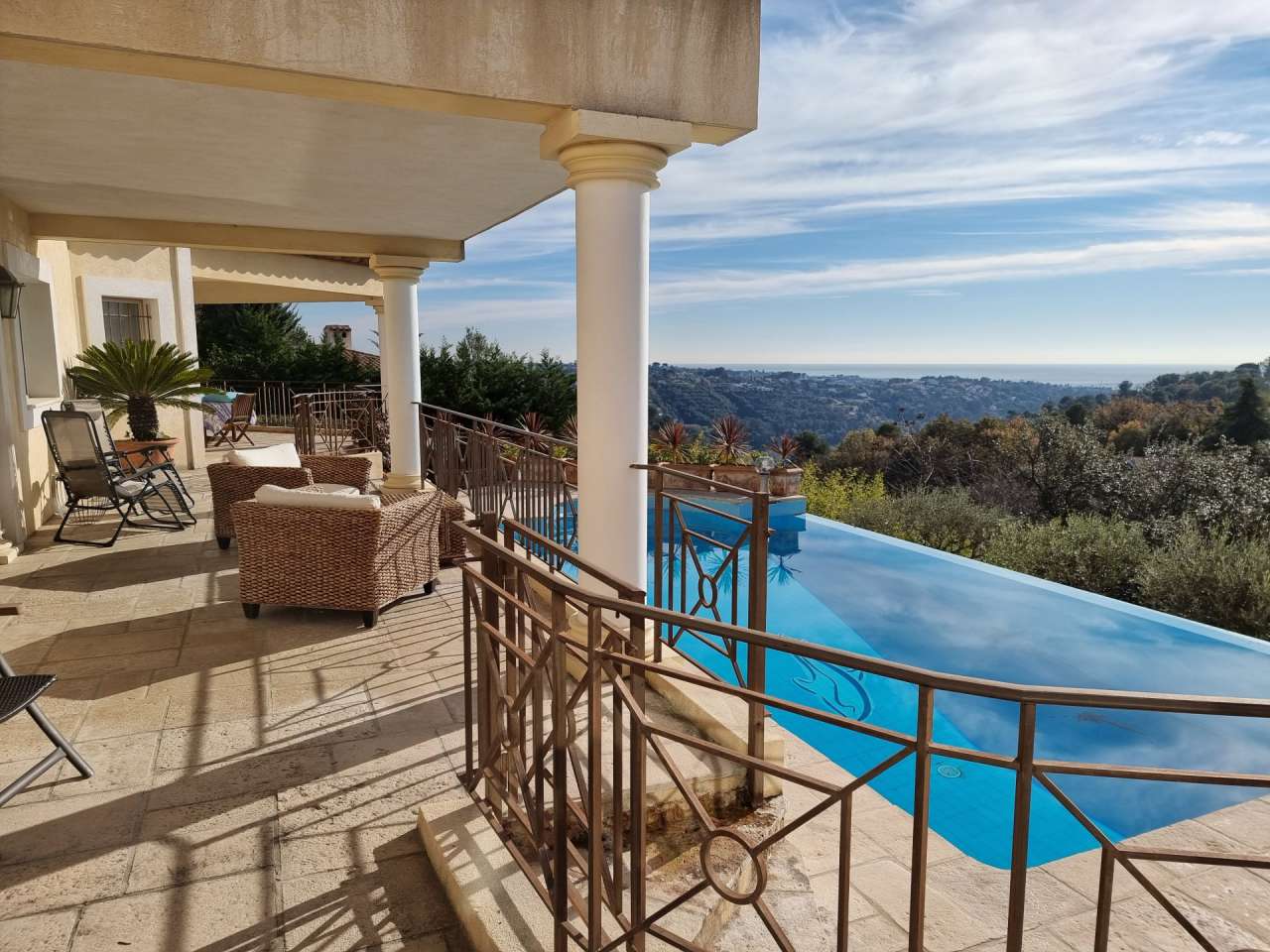 Beautifully presented 4 bedroom Provencal style villa, with a total spaciou