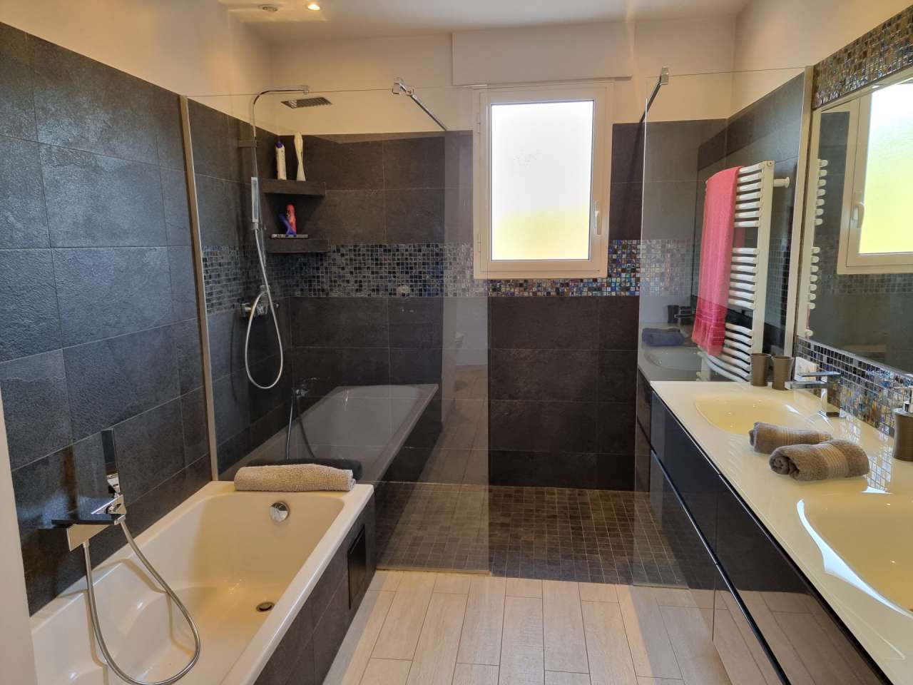 Beautifully presented 4 bedroom Provencal style villa, with a total spaciou