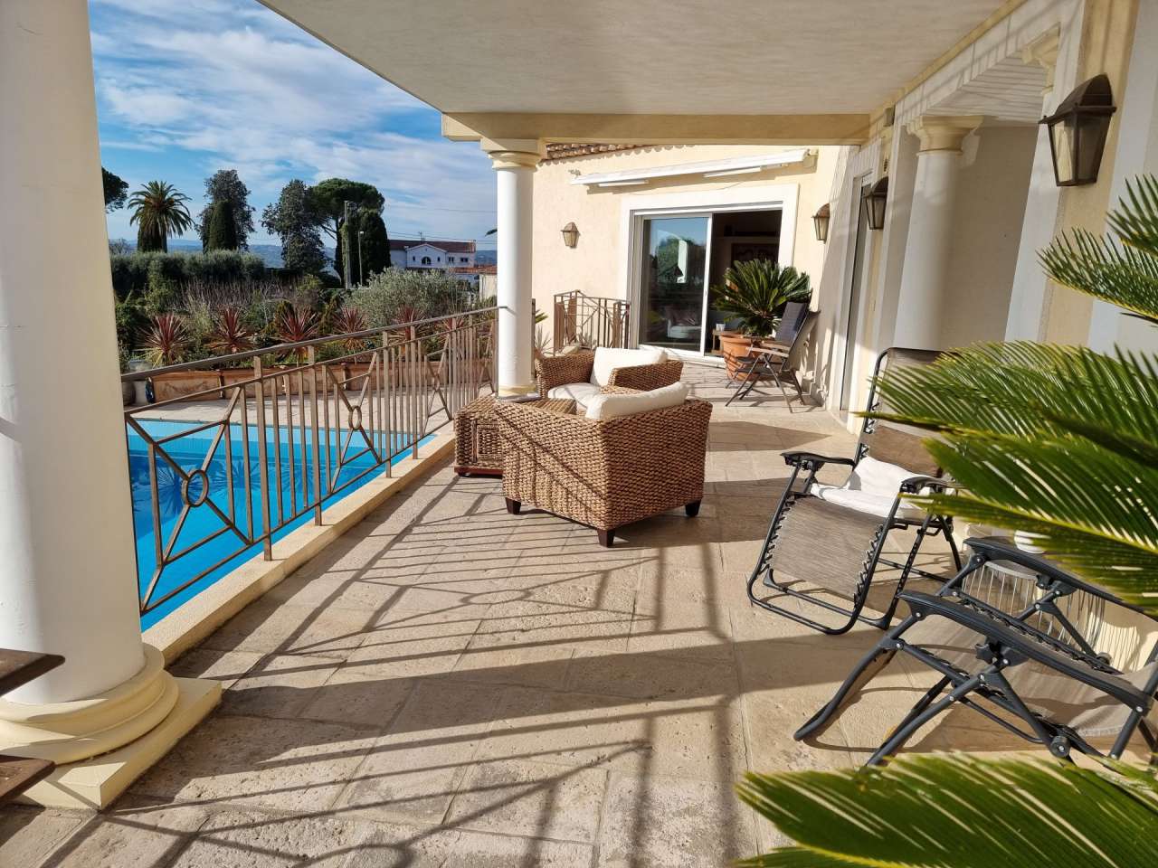 Beautifully presented 4 bedroom Provencal style villa, with a total spaciou
